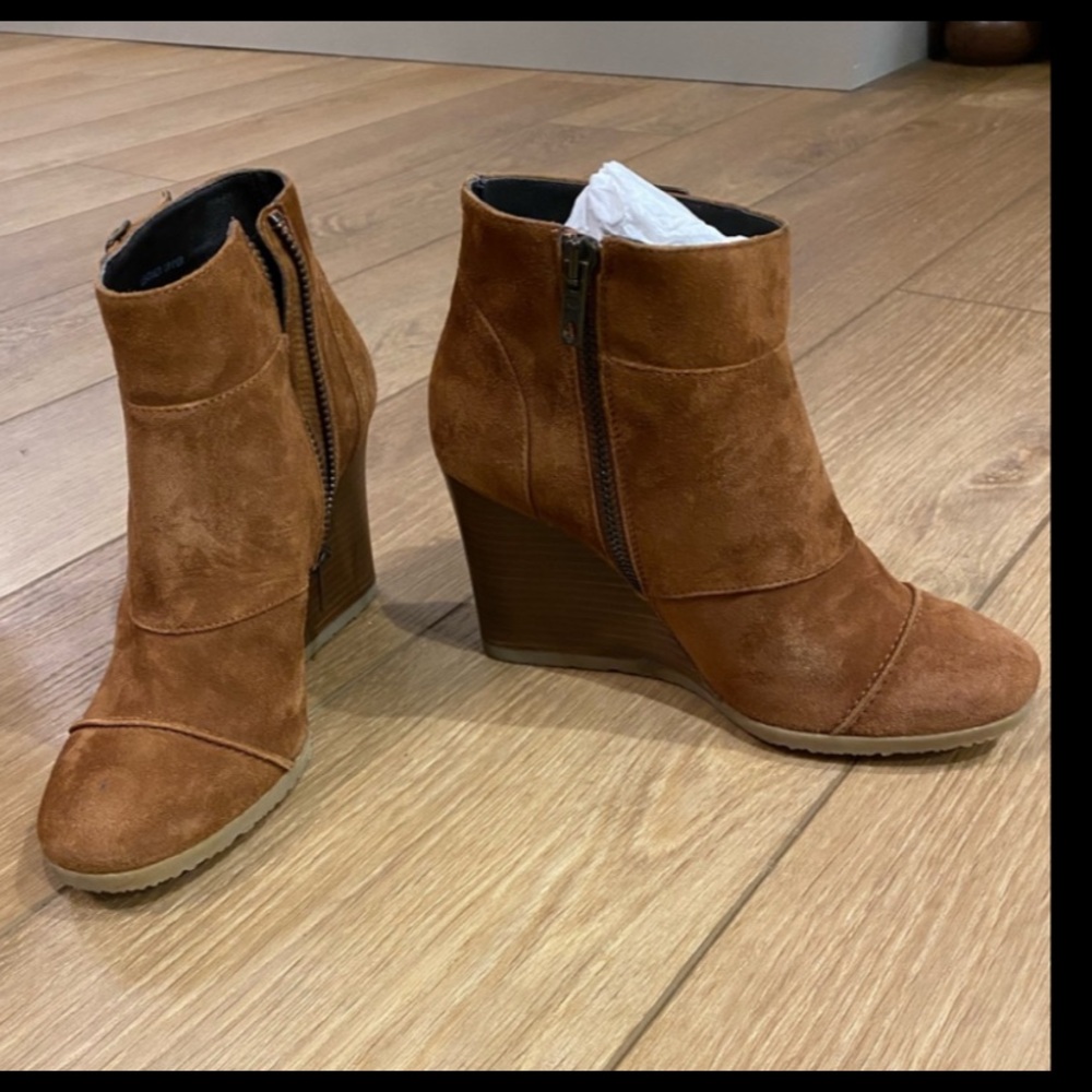 J crew women’s wedge ankle boot size 6.5 
Brown suede like material  cute!!